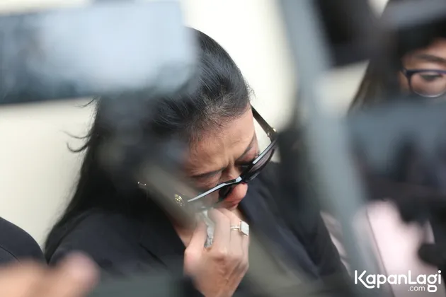 Asri Welas Cerai Suami Berpelukan