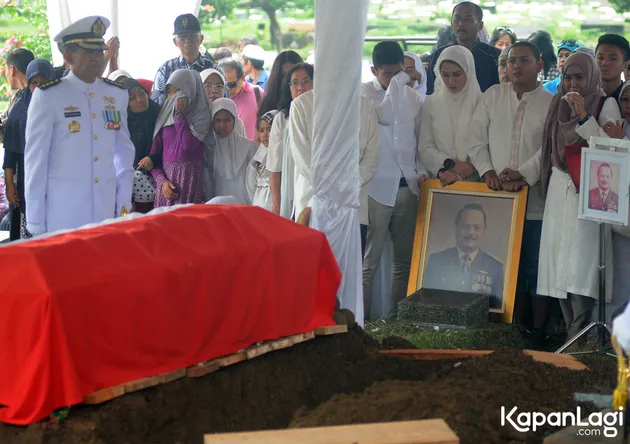 Pemakaman Ayah Marini Zumarnis