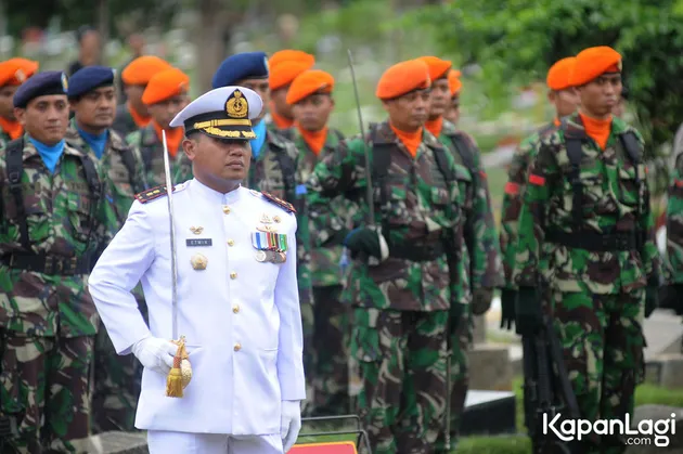 Pemakaman Ayah Marini Zumarnis