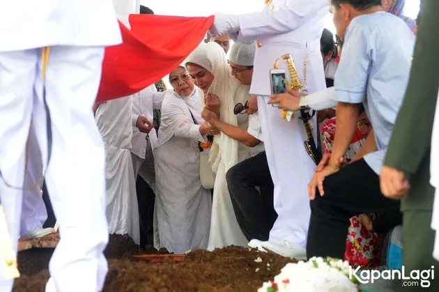 Pemakaman Ayah Marini Zumarnis