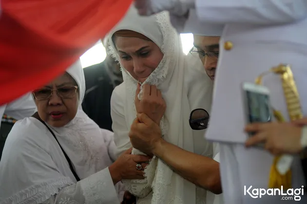 Pemakaman Ayah Marini Zumarnis