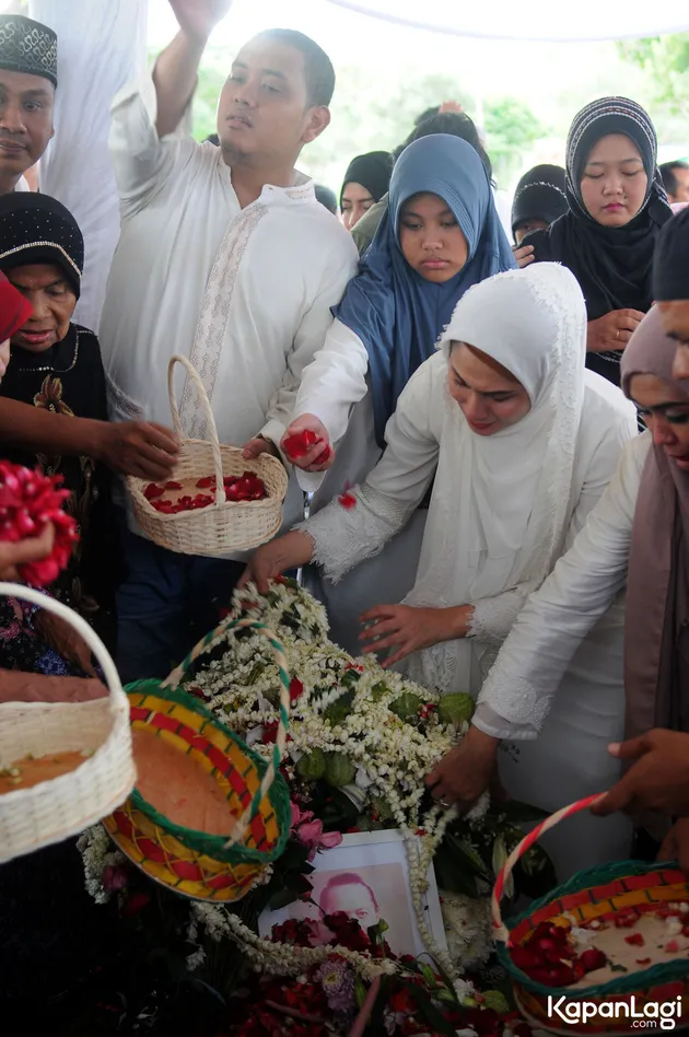 Pemakaman Ayah Marini Zumarnis