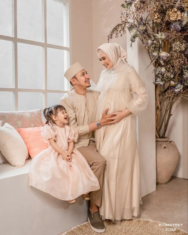Ditemani sang suami dan sang anak, Kartika Putri belum lama ini melakukan maternity shoot kehamilan keduanya.