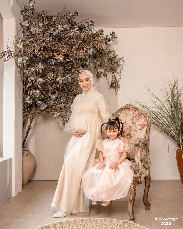 Full of Happiness, Maternity Shoot Portraits of Kartika Putri in Her Second Pregnancy Accompanied by Her Husband and Child