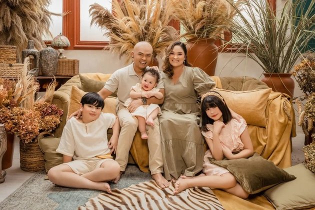 Full Double Happiness, 8 Latest Photoshoots of Wendy Cagur's Family that are Adorable - Baby Aiko's Hair is the Highlight