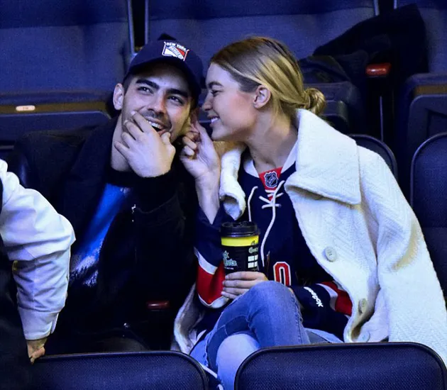 Potret Paling Mesra Gigi Hadid &amp; Joe Jonas