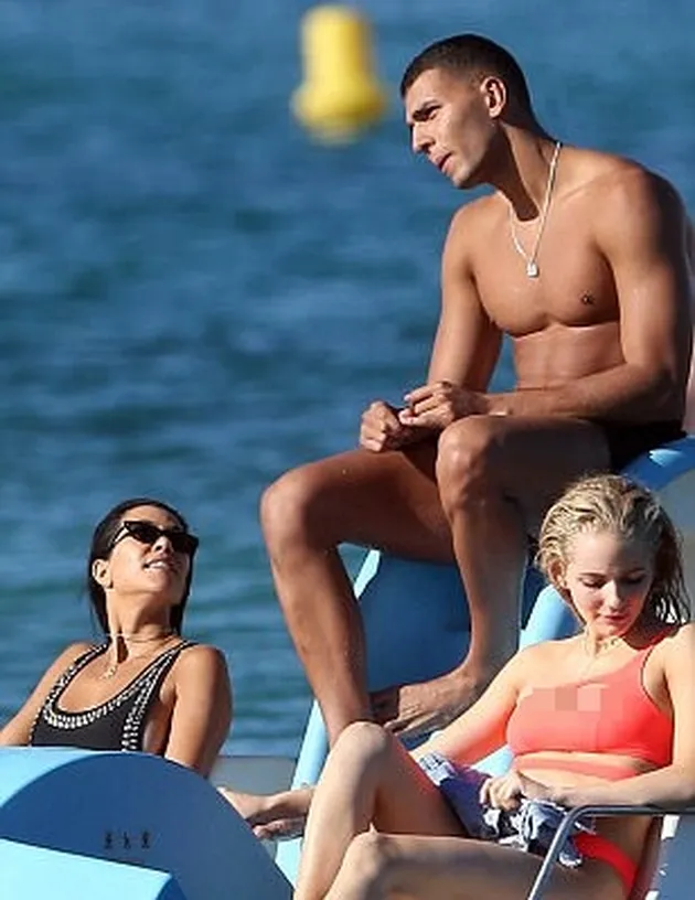 Liburan Kourtney Kardashian &amp; Pacar