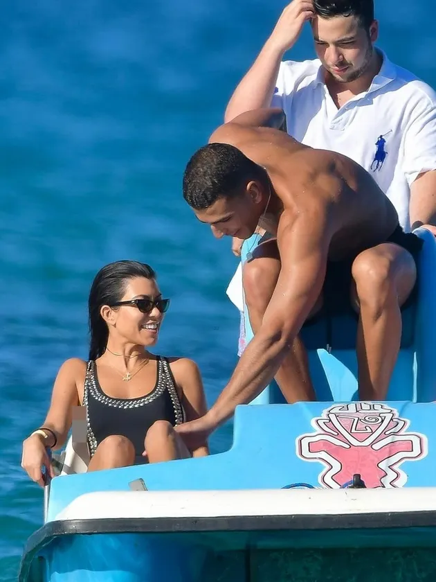Liburan Kourtney Kardashian &amp; Pacar