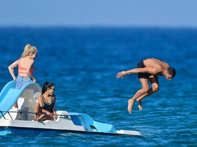Liburan Kourtney Kardashian &amp; Pacar