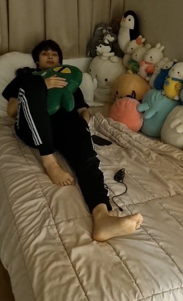 Video diawali dengan Huening Kai yang terlihat sedang bersantai di kasurnya ditemani boneka-boneka.