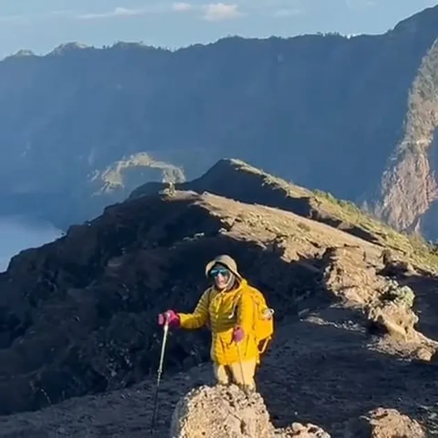 Atiek CB Sukses Mendaki Puncak Gunung Rinjani di Usia 62 Tahun