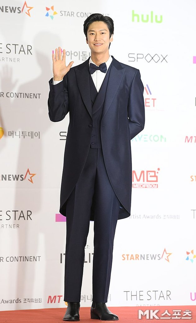 Na In Woo penampilannya bagaikan seorang pangeran. Apalagi senyumnya juga charming banget dan kakinya terlihat panjang.