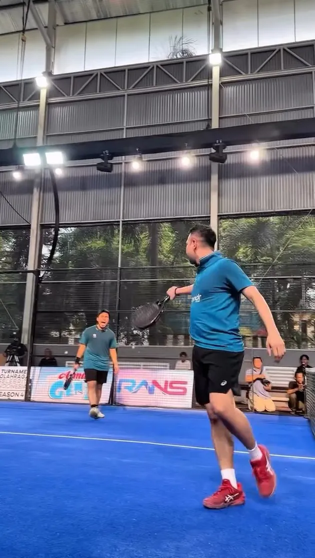 Raffi Ahmad dan Thariq main padel