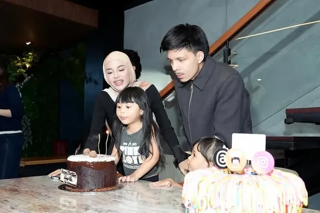 Atta Halilintar pakai baju hitam