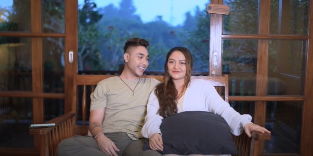 Lewat vlog terbaru yang diunggah kanal youtube-nya, Siti Badriah dan Krisjiana Baharudin kembali berbagi kebahagiaan.