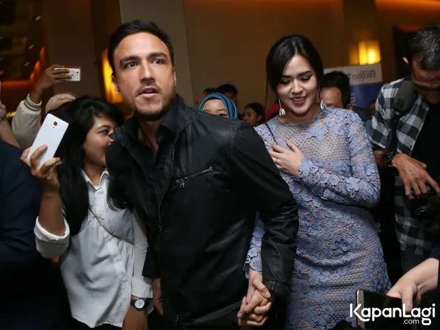 Biodata Hamish Daud Willy | perdana bersama di depan publik hamish daud gandeng erat Biodata Hamish Daud Willy | perdana bersama di depan publik hamish daud gandeng erat