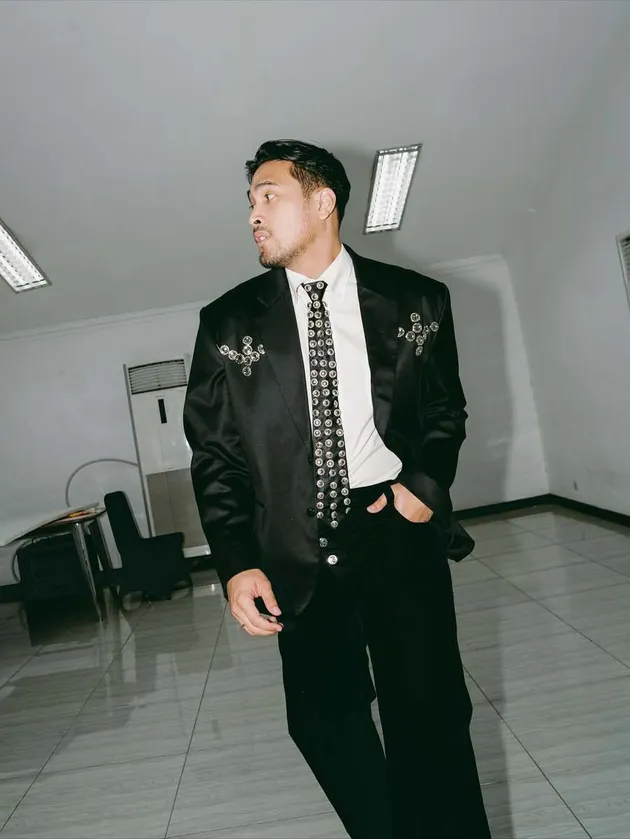 Adrian Khalif dalam balutan setelan jas