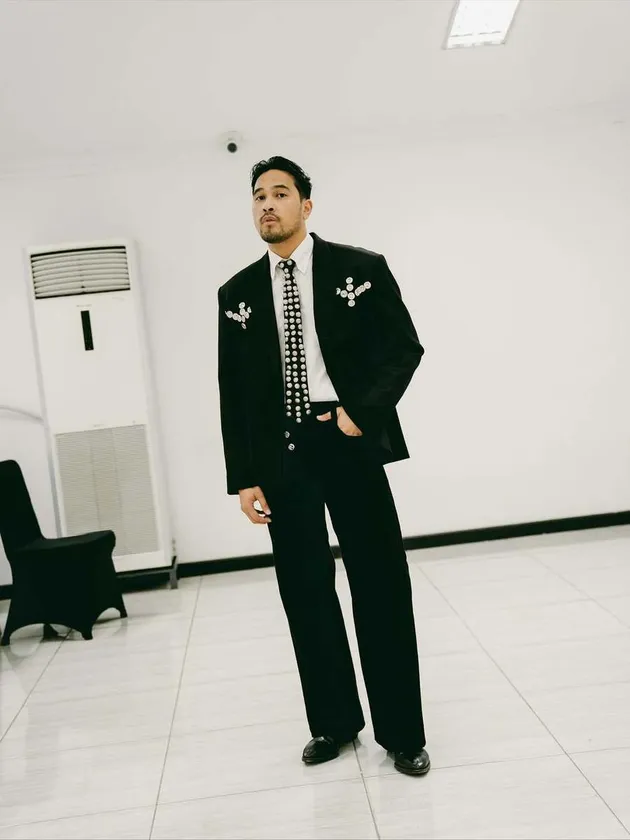 Adrian Khalif tampak gagah