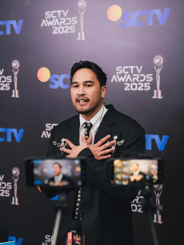 Adrian Khalif pertama kali tampil di SCTV Awards