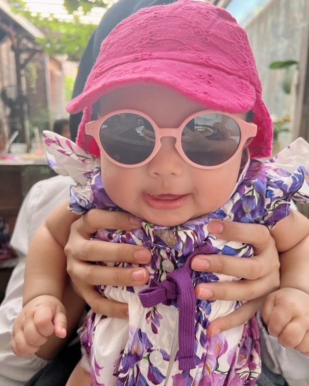 First Vacation to Bali, 11 Photos of Baby Ameena, Aurel Hermansyah's Daughter, Playing at the Beach - Wearing a Hat and Sunglasses, So Adorable