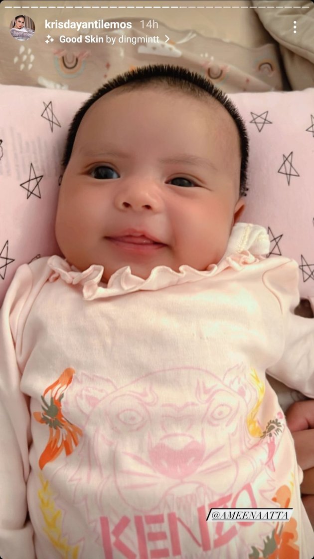 First Stay at Grandma's House, a Series of Photos of Krisdayanti Appearing Bare Face while Sunbathing Baby Ameena - Naturally Beautiful even without Make Up