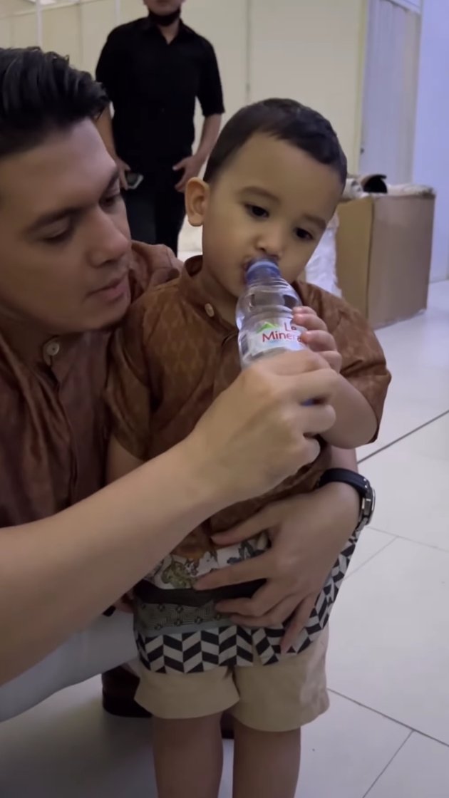 First Appearance on the Runway, 10 Adorable Photos of Ukkasya, Zaskia Sungkar's Son, Modelling with Irwansyah - Asking to be Carried Because of Embarrassment from the Audience's Taunts