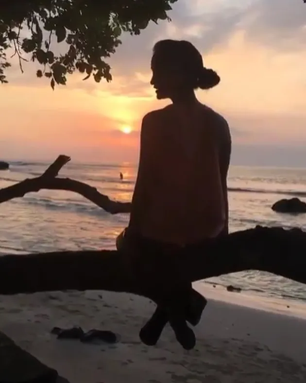 liburan selebriti, liburan atiqah hasiholan, atiqah hasiholan rio dewanto