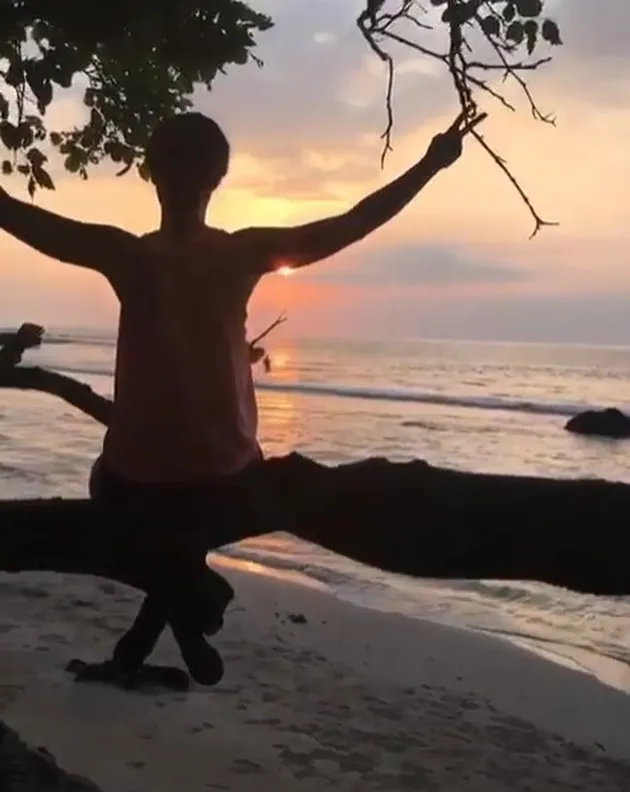liburan selebriti, liburan atiqah hasiholan, atiqah hasiholan rio dewanto