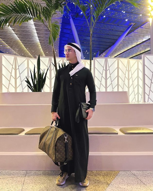 Going to the Holy Land, Here are 8 Photos of Verrell Bramasta Wearing the Best Outfit for Worship - Until Being Mistaken for Royalty