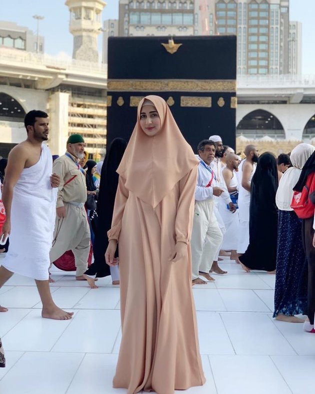 Going for Umrah, Here are 7 Beautiful Portraits of Tania Nadira Wearing Hijab