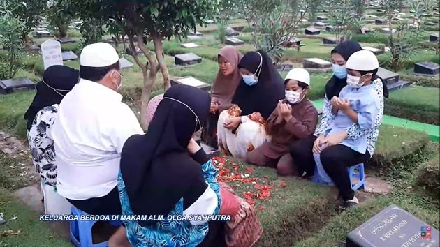 Commemorating the Birthday, See the Family Portrait of Olga Syahputra Visiting the Late Artist's Grave