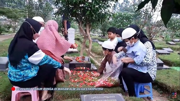 Commemorating the Birthday, See the Family Portrait of Olga Syahputra Visiting the Late Artist's Grave