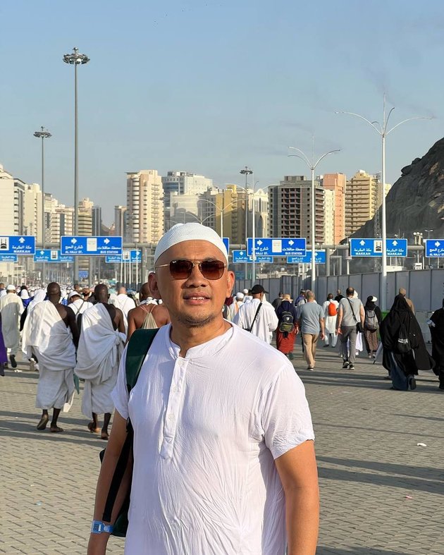Hajj Journey of Hanung Bramantyo and Zaskia Adya Mecca, His New Appearance Confuses the Child