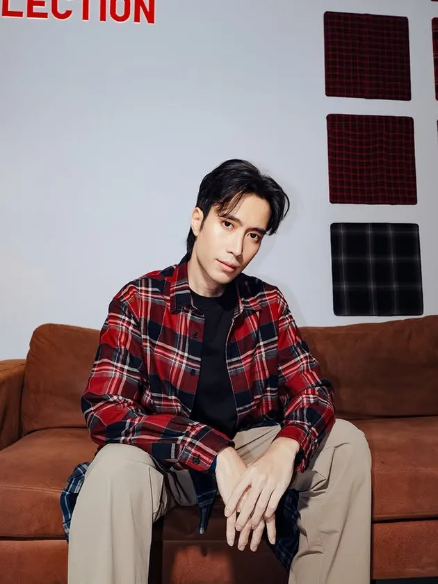 Vidi Aldiano Pakai Kemeja Flanel