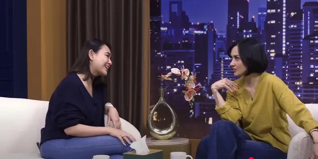 Momen Amanda Manopo dan Sara Wijayanto saling berbincang
