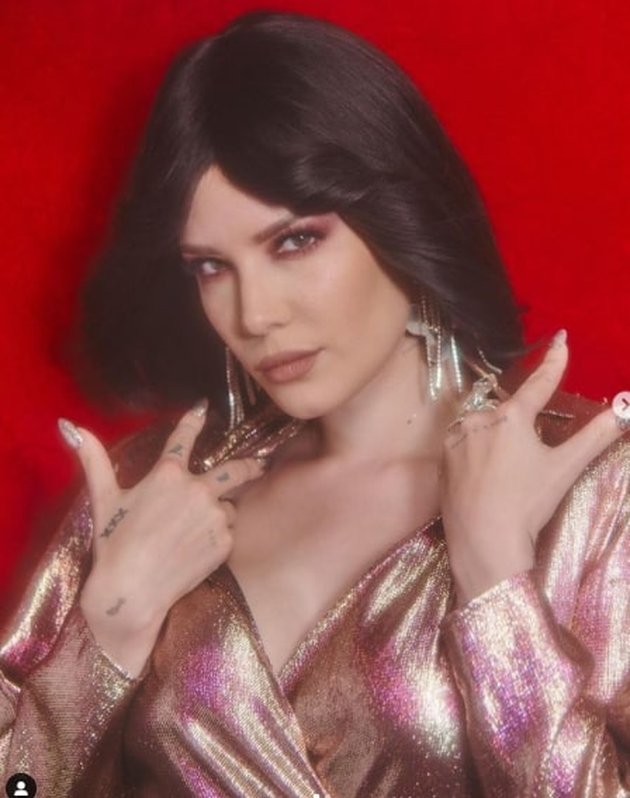 Halsey memiliki nama asli yaitu Ashley Nicolette Frangipane.
