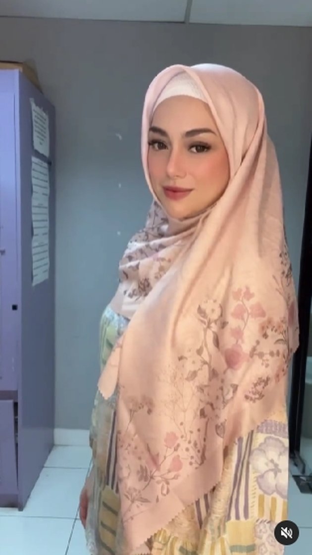 Once Rumored to Convert, Here are 10 Photos of Celine Evangelista Who Once Admitted Feeling Comfortable Wearing Hijab - Looks Beautiful Like Barbie Salihah and Called 'Bu Hajah'