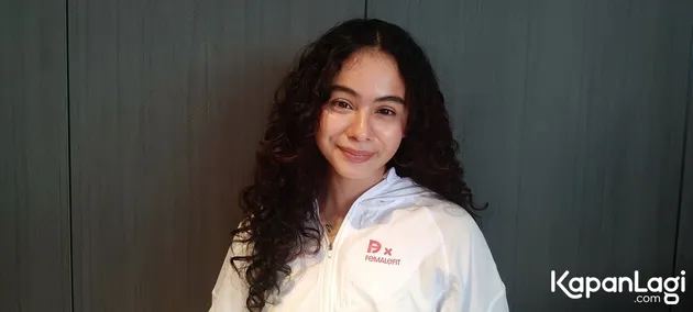 Sahila Hisyam Tersenyum Manis