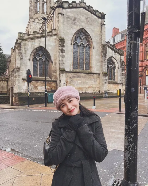 Prilly Latuconsina Liburan ke Inggris