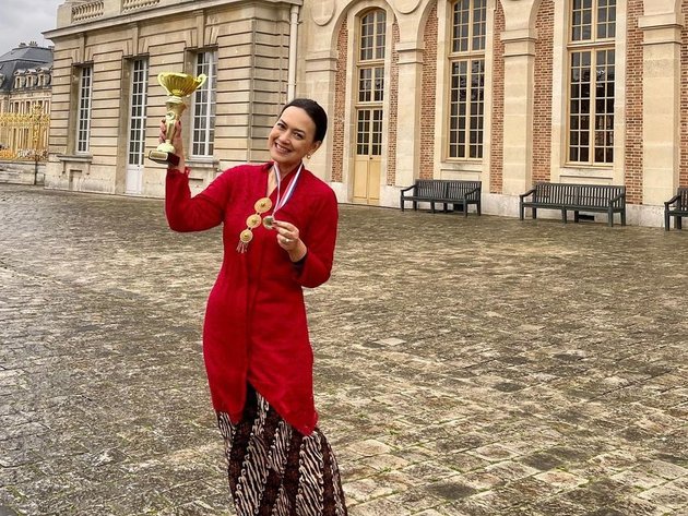 Once Lived in Paris, Here are 8 Pictures of Ira Wibowo Returning to Favorite Places - Dancing at the Eiffel Tower While Wearing a Sarong at 11 Degrees Celsius