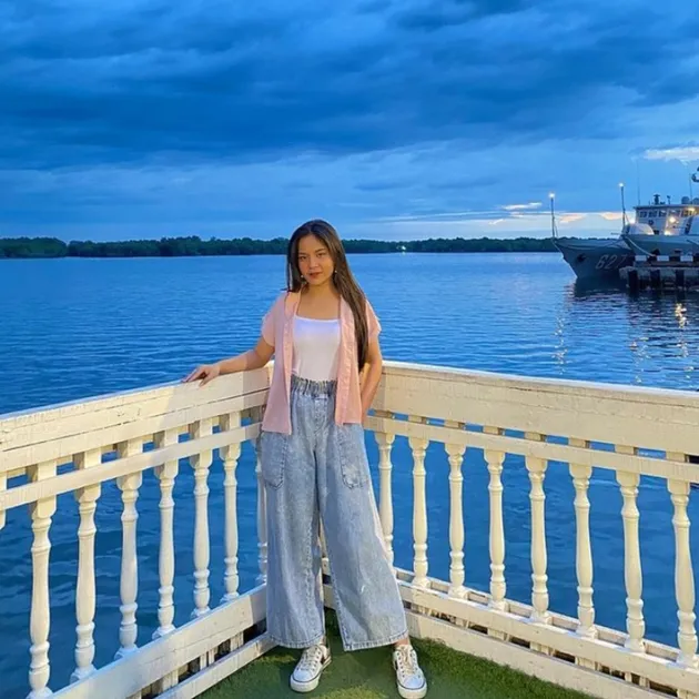 Potret Novia Situmeang, jebolan Indonesian Idol season 12 yang pernah nyanyikan lagu Flashlight deng