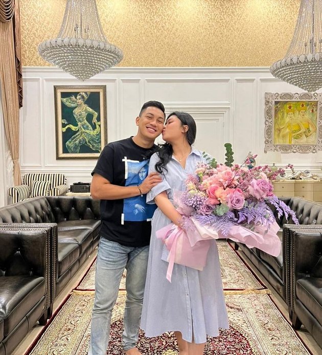 His Luxurious Wedding Went Viral, a Series of Honeymoon Photos of Debby Pramestya, the Daughter of the Chairman of the MPR - Being Affectionate with Her Husband