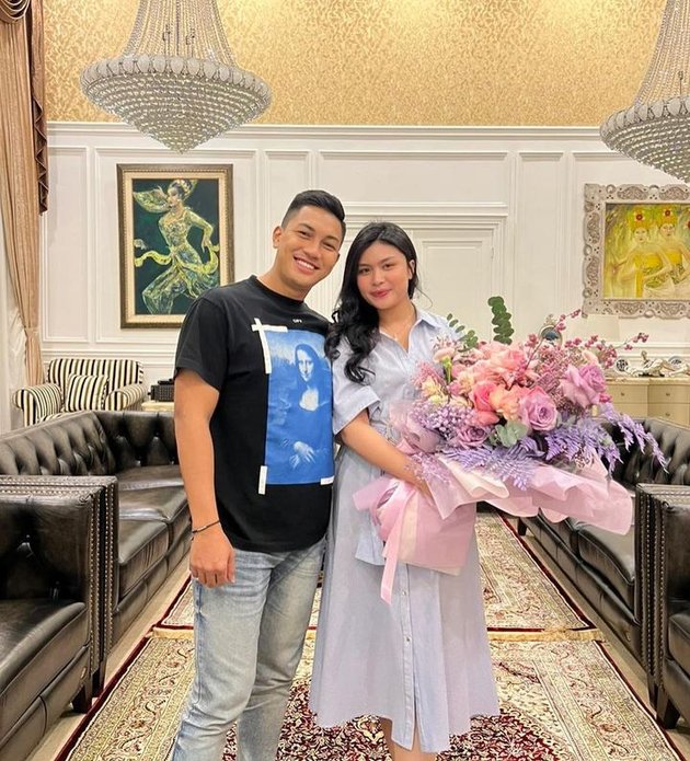 His Luxurious Wedding Went Viral, a Series of Honeymoon Photos of Debby Pramestya, the Daughter of the Chairman of the MPR - Being Affectionate with Her Husband