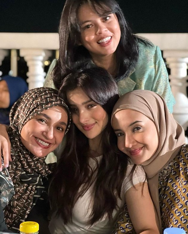 A Combination of Arabic and English, Peek at 9 Portraits of Sarah Samantha, Zaskia and Shireen Sungkar's Blonde Cousin - Now Entering the Entertainment World