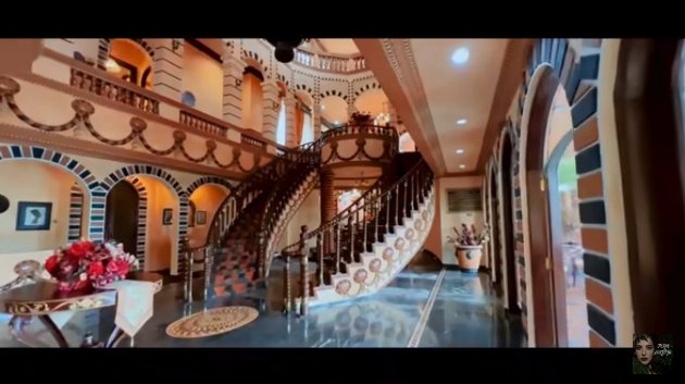 The Controversy Highlighted, 8 Photos of Tasya and Tasyi's Childhood Home Called 'Sukabumi Disneyland' - Super Grand Like European Castle