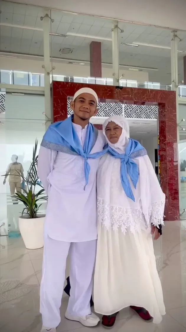 Rizki DA momen hangat berangkat haji