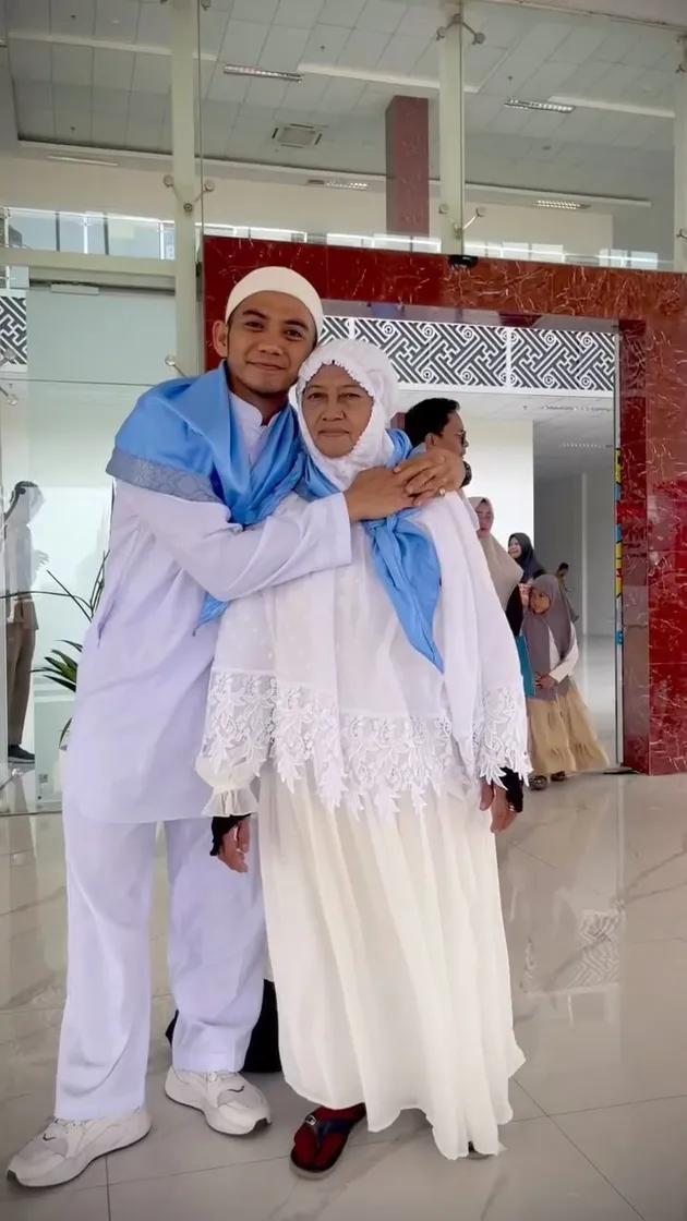 Rizki DA peluk ibu