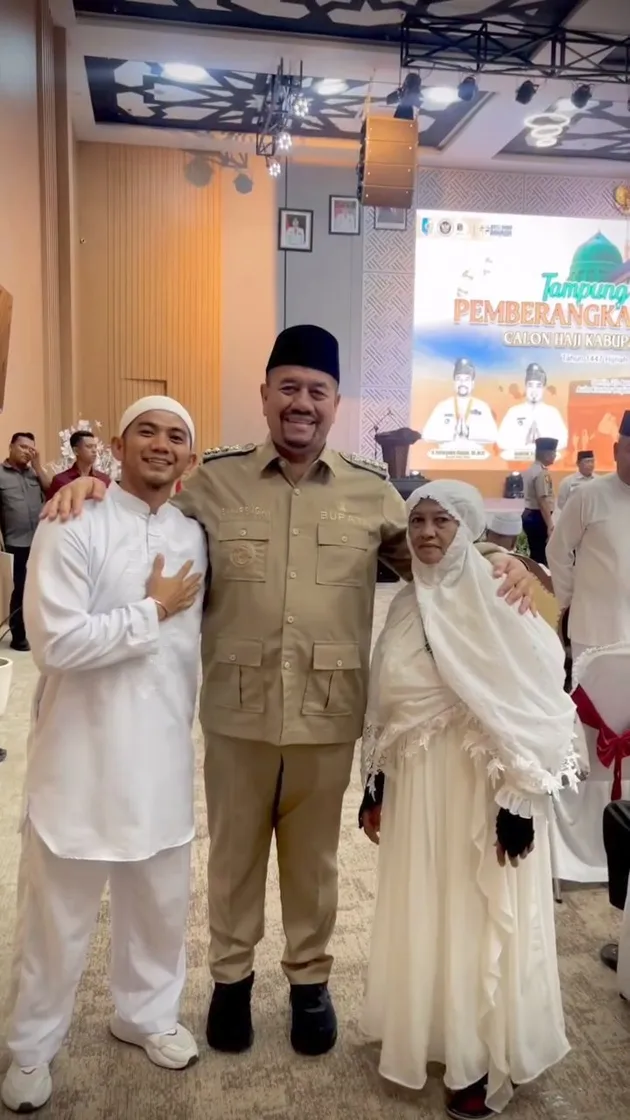 Rizki DA dan ibu pose bareng bupati