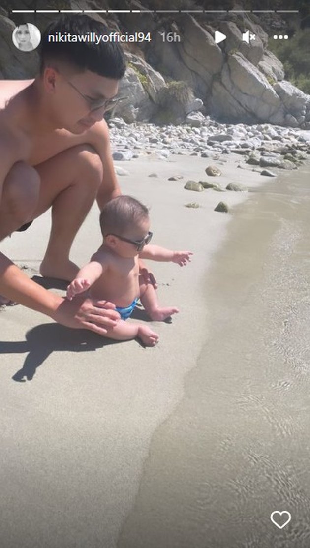 First Time at the Beach, 8 Adorable Photos of Baby Izz's Relaxed Sunbathing Style - So Happy Swimming with Nikita Willy