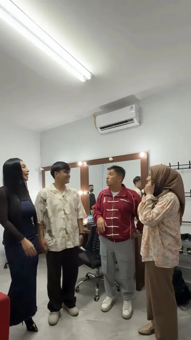 Denada tampil dengan busana nuansa gelap
